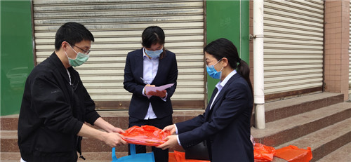 彭山鹏利小学分散发放教材教辅