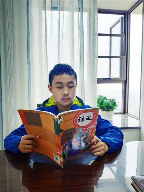 学生领到新书的样子.jpg