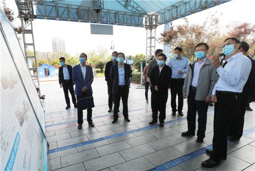 重庆市政府副市长、政协副主席屈谦一行到华西广安医院考察调研