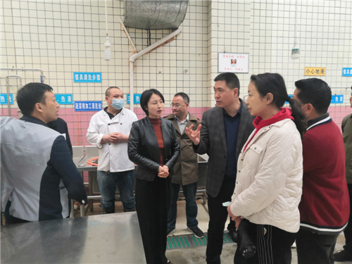 区长孙慧娟（左三）调研沫若中学食堂环境卫生.jpg
