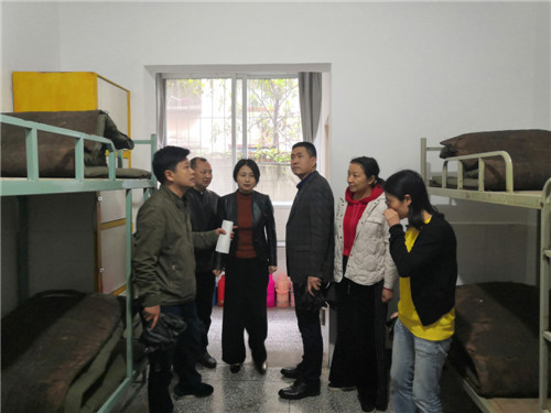 区长孙慧娟（左三）查看沙湾职中学生宿舍.jpg