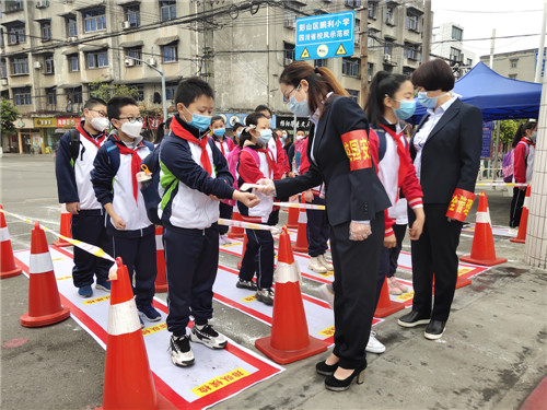 值日教师分五个匝道对学生进行入校体温检测.jpg