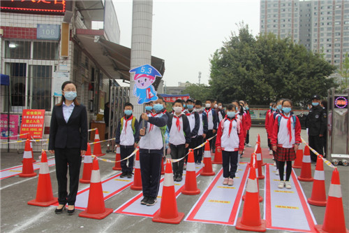 学生在班主任教师的带领下列队放学.jpg