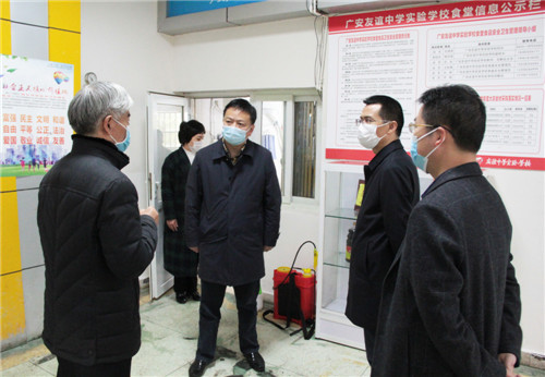 配图:欧彦(中)检查广安友谊实验高中学校食堂.jpg 配图:欧彦(中)检查广安友谊实验高中学校食堂.jpg