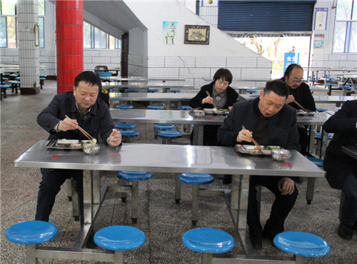 配图:在广安友谊中学,欧彦(左)与该校校长谢德文(右)在学校食堂陪餐.jpg 配图:在广安友谊中学,欧彦(左)与该校校长谢德文(右)在学校食堂陪餐.jpg