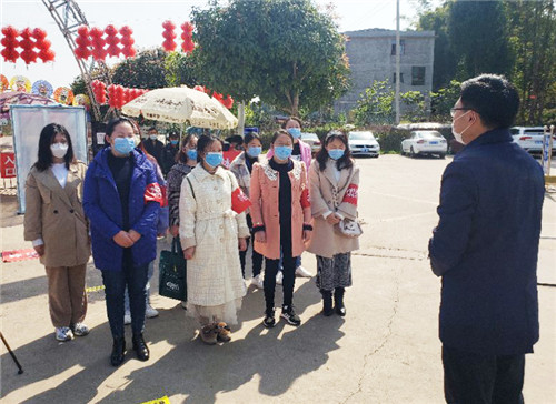文广旅局王昌梁局长为巾帼志愿服务队进行业务培训.jpg