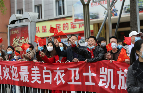 50天等待 广安上万人夹道欢迎抗疫英雄回家