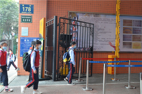 演练学生开学间隔距离进校.jpg