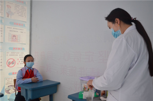 演练驻点医生在隔离观察室处理异常学生.jpg