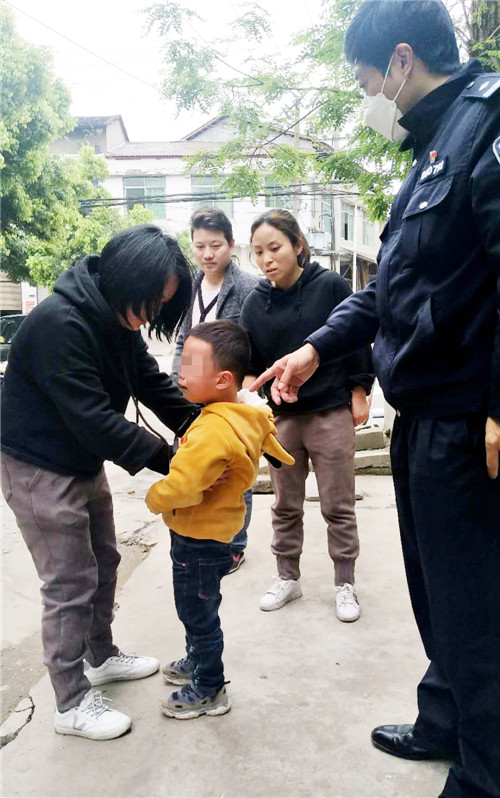  粗心妈妈弄丢小孩 华蓥民警及时安全寻回