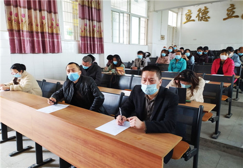 永胜学校组织收看县教科体局防疫视频会议