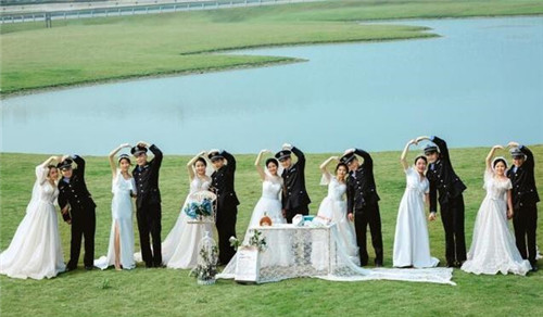 德阳广汉7对民警夫妇拍集体婚纱照