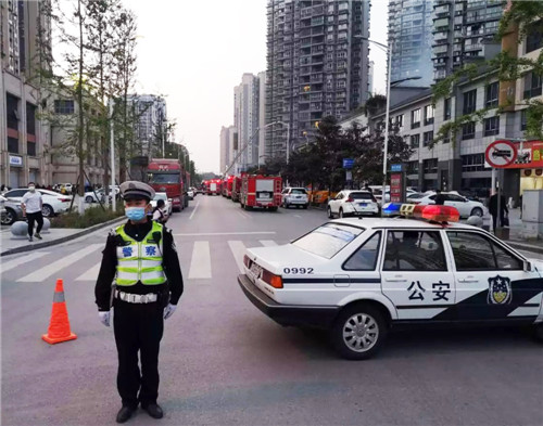 广安一小区突发火灾  消防交警协作及时扑灭大火