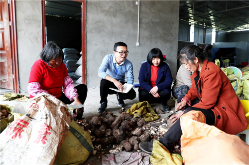广安市广安区花桥镇纪委书记吴学刚在新寺村扶贫车间茯苓加工厂向村民了解该村扶贫项目实施情况，明察暗访挂牌督战脱贫攻坚。.jpg