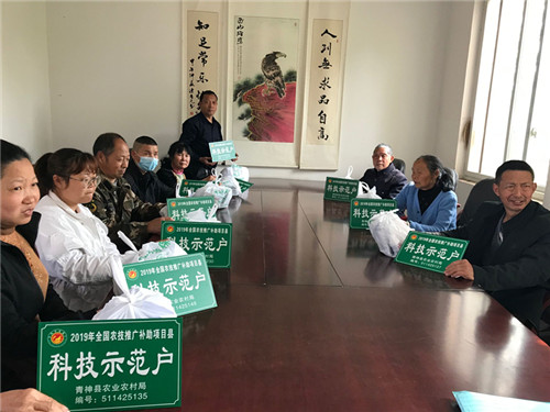 西龙镇鹰台村科技示范户免费农资发放现场.jpg