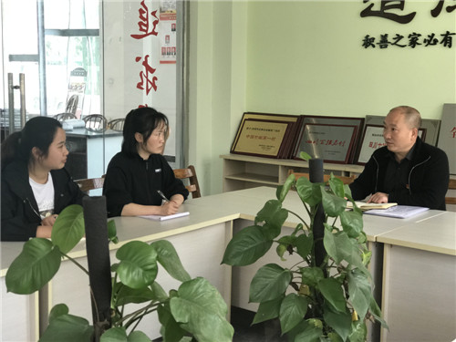 拿到合同以后，赵晓建正在安排工作.jpg