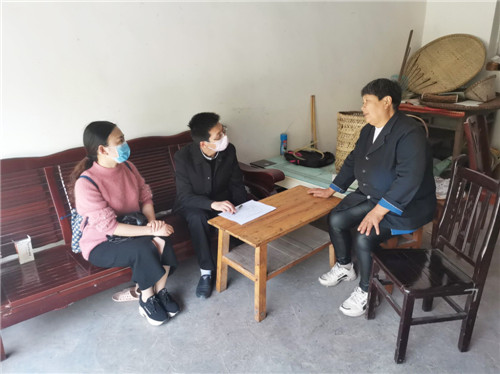 党员教师姜晓琴在肖溪镇上游村了解贫困户家庭情况.jpg
