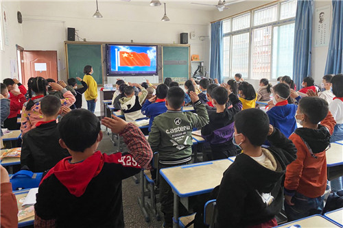 代市小学举行特别开学的升旗仪式