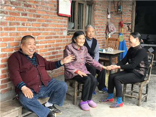 嘘寒问暖显真情  孝老爱亲聚民心