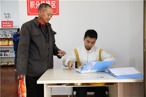 陈明太正在用积分购买洗衣粉。.jpg 陈明太正在用积分购买洗衣粉。.jpg