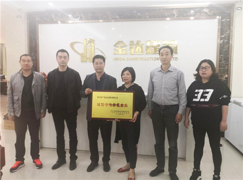 广安区市场监管局为企业“送牌到家”