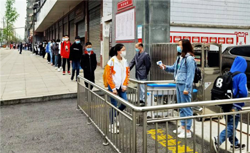 前锋区代市初中有序组织初一初二年级返校复学复课---分通道进行入校体温检测。.jpg
