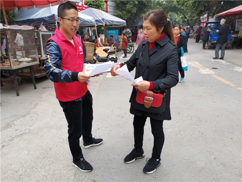志愿者在农贸集市发放倡议书和宣传画 (8).jpg