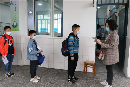 彭山一小师生聚校园