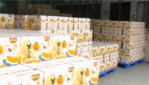 以桔橙为原料，延伸产业链，深加工产品果酒。.jpg