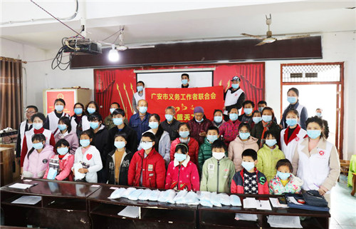 龙孔镇：32名贫困学生获资助