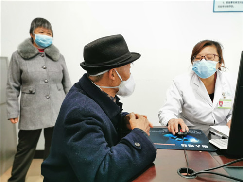 医务人员做好老人健康状况登记.jpg