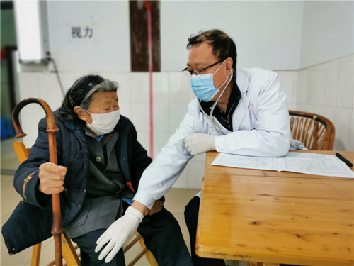 医务人员询问老人身体状况.jpg
