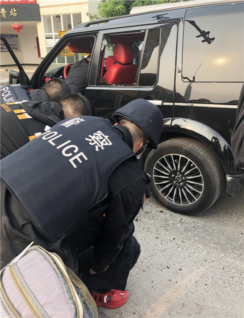 民警在高速路收费站抓捕犯罪嫌疑人.jpg
