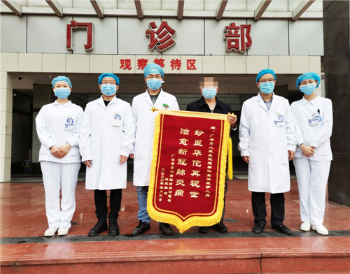 陈先生送感染科锦旗.jpg 陈先生送感染科锦旗.jpg