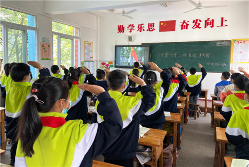 武胜县：鼓匠小学开展扶贫工作进校园宣传活动