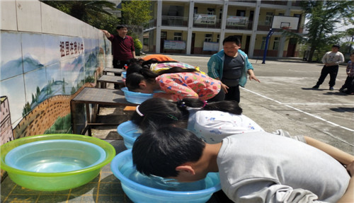 金盆小学举行盆式闭气体验活动