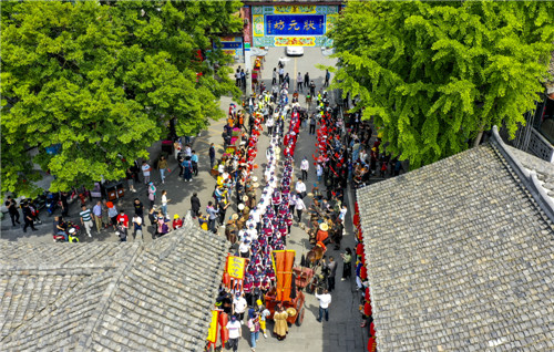阆中市以最高礼仪迎接援鄂医疗队员到阆.jpg