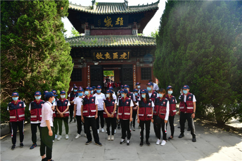 医疗队员们在张飞庙参观.jpg