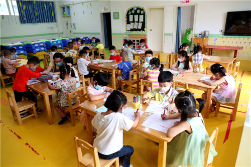 5月6日，广安市广安区两路口幼儿园，幼儿返校后在练习绘画。当日，该幼儿园正式开学复课，学校采取分级分段、错时错峰组织学生入校复课。.jpg