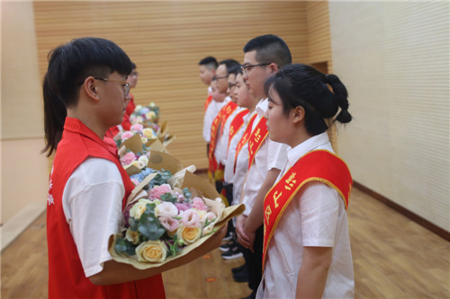 志愿者献花。.jpg 志愿者献花。.jpg