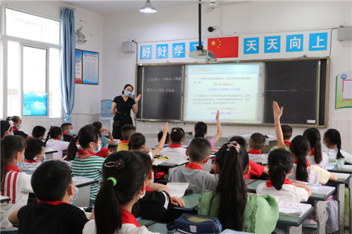 数学老师梁英在上课.jpg