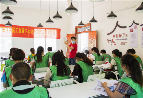 5月8日，专业教师为广安市广安区大龙镇小桥社区居民讲解创业培训知识.jpg