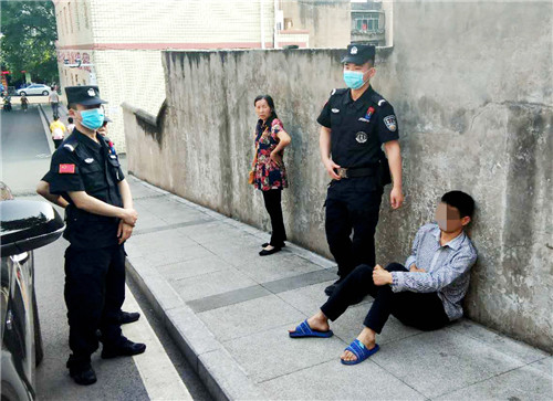 华蓥特警成功救助一名突发疾病青年