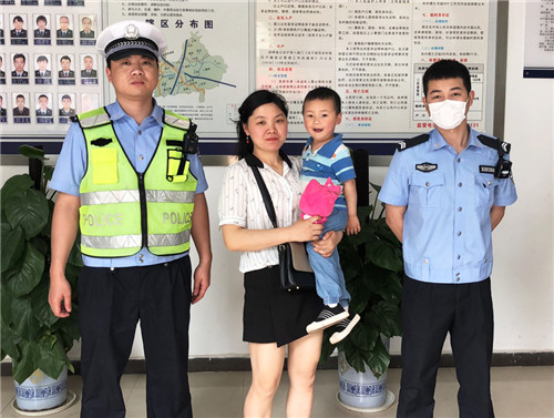 邻水县：交警救助走失儿童 