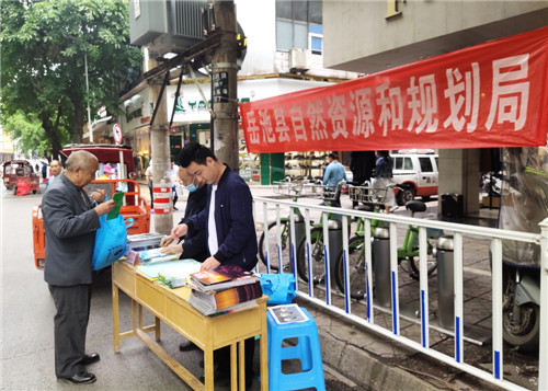 岳池县自然资源和规划局开展“5.12防灾减灾日”宣传活动