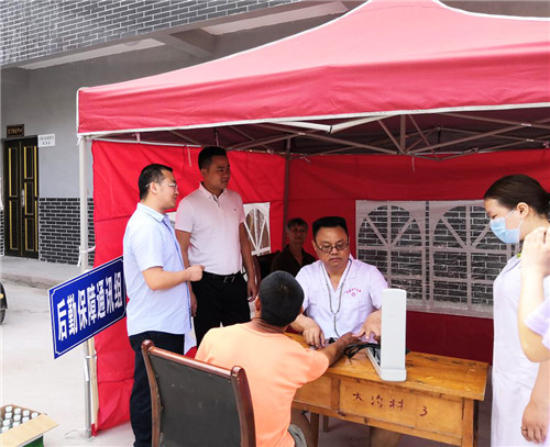 镇上领导慰问“受灾群众”.jpg