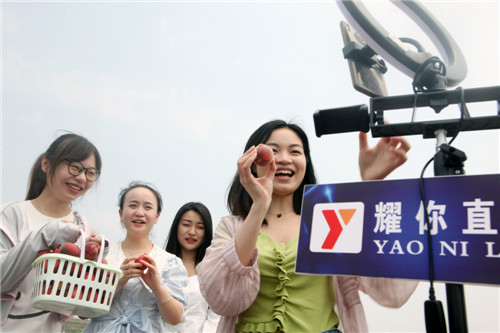 在四川省内江市东兴区郭北镇九根树村，24名第一书记和民主党派成员及网红主播为乡村振兴产业夏满蜜桃“直播带货”2.jpg