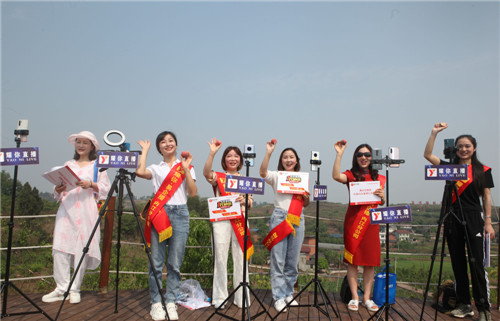 在四川省内江市东兴区郭北镇九根树村，24名第一书记和民主党派成员及网红主播为乡村振兴产业夏满蜜桃“直播带货”7.jpg