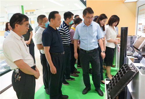 调研组一行在华蓥市工业园区调研.jpg 调研组一行在华蓥市工业园区调研.jpg