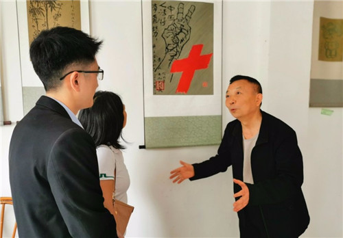 张德明向市民介绍竹编作品.jpg